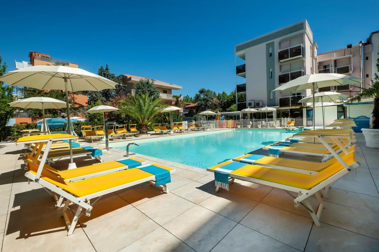 Hotel Tre Rose Riccione Extérieur photo