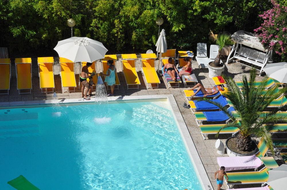 Hotel Tre Rose Riccione Extérieur photo